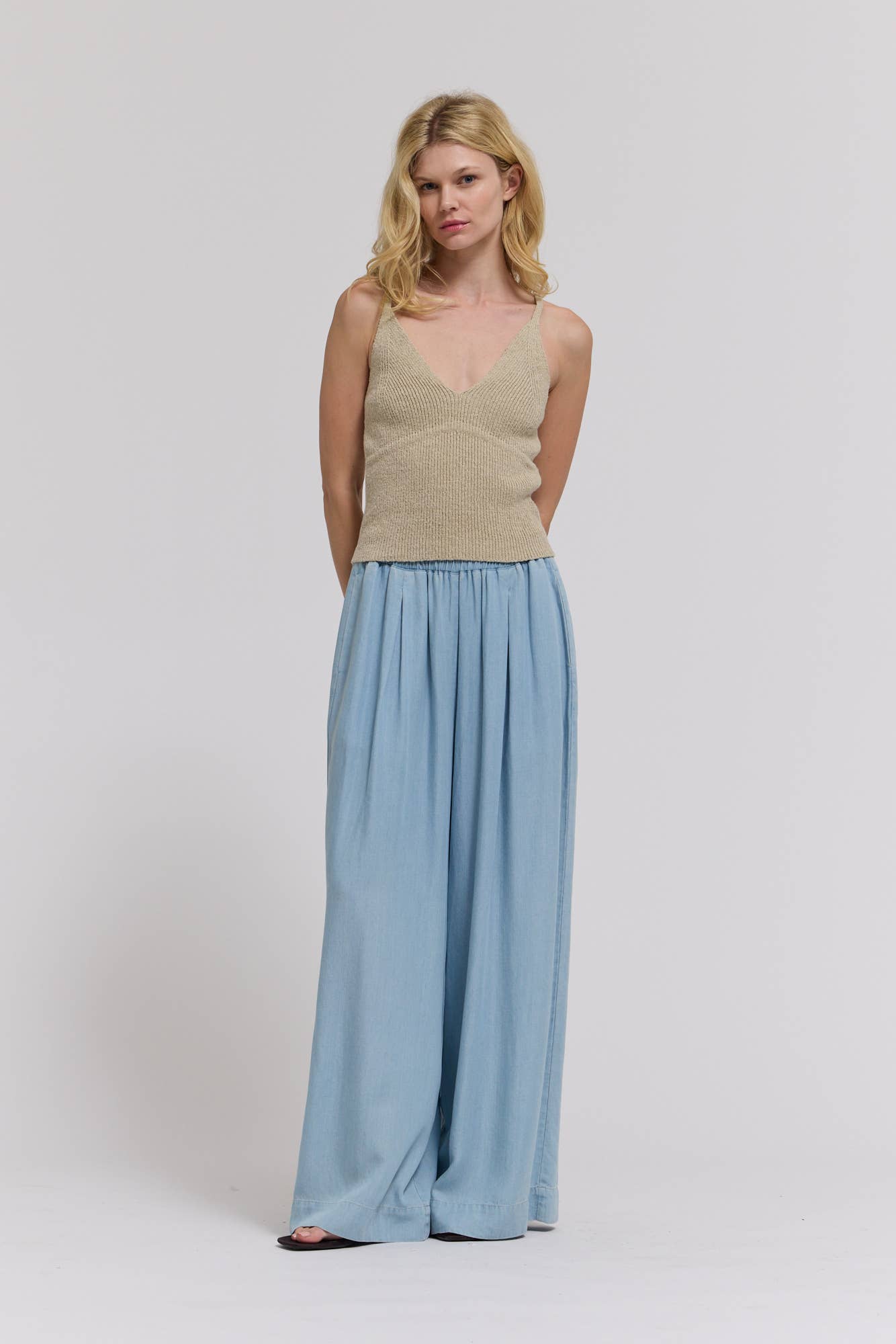  V NECK CROP KNIT TOP