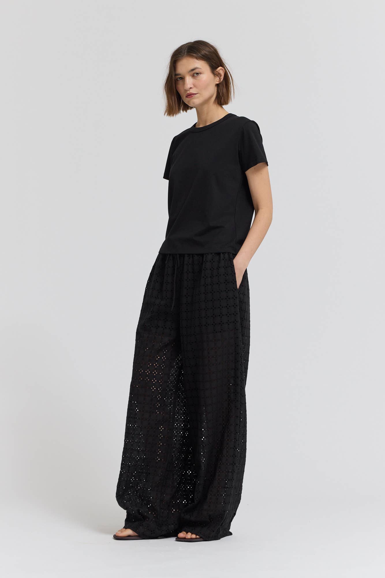 ESSENTIAL ROUND NECK T-SHIRT