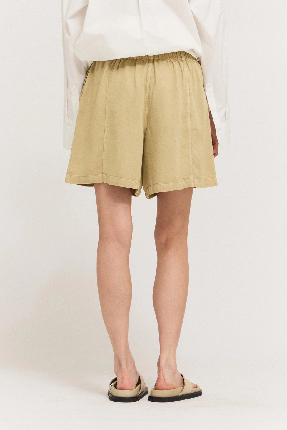 SEAMED TENCEL SHORTS