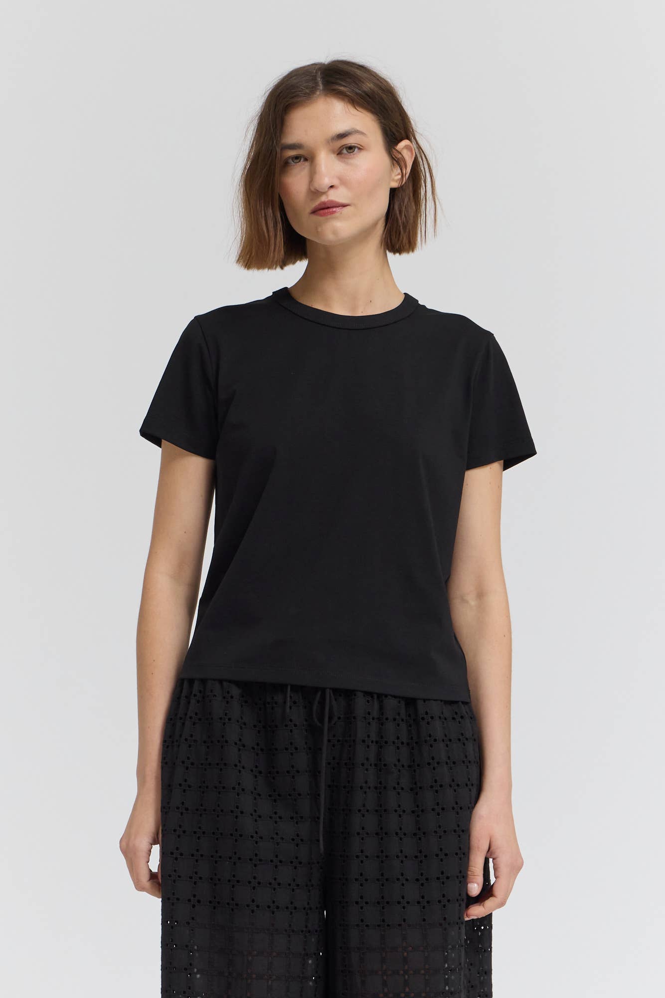 ESSENTIAL ROUND NECK T-SHIRT